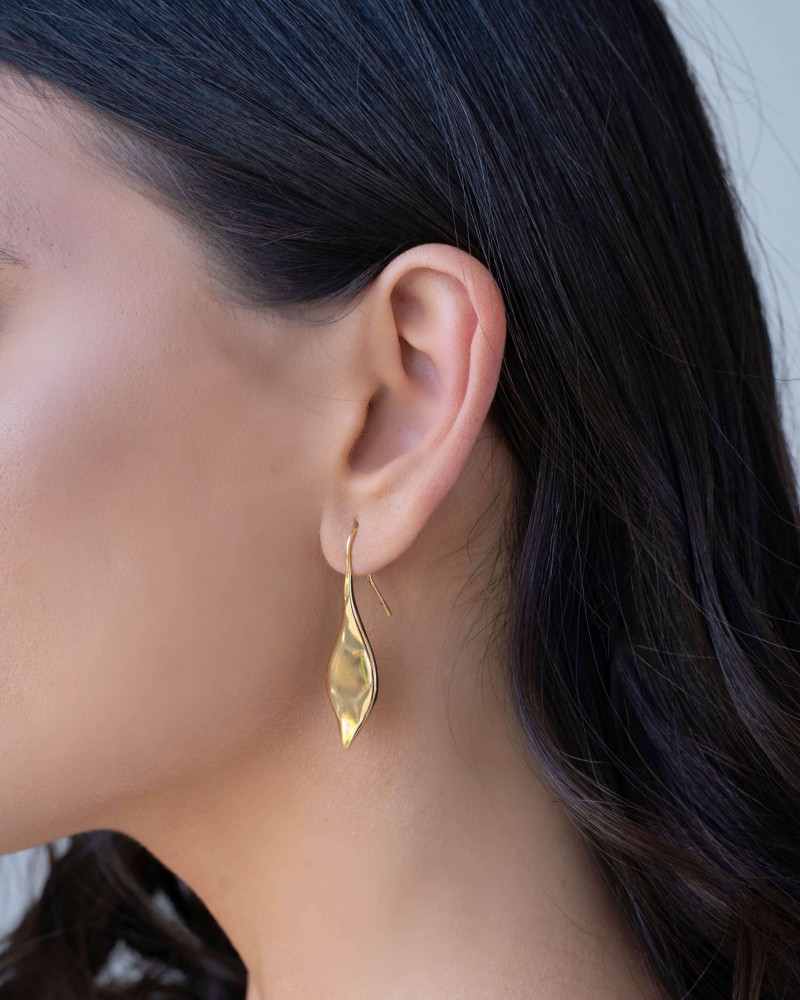 Brinco Folha Lisa Gancho Banhado a Ouro 18K
