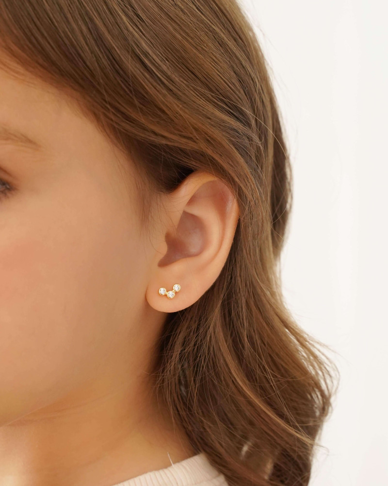 Brinco Infantil Pontos de Luz Cristal Cravação Inglesa Banhado a Ouro 18K