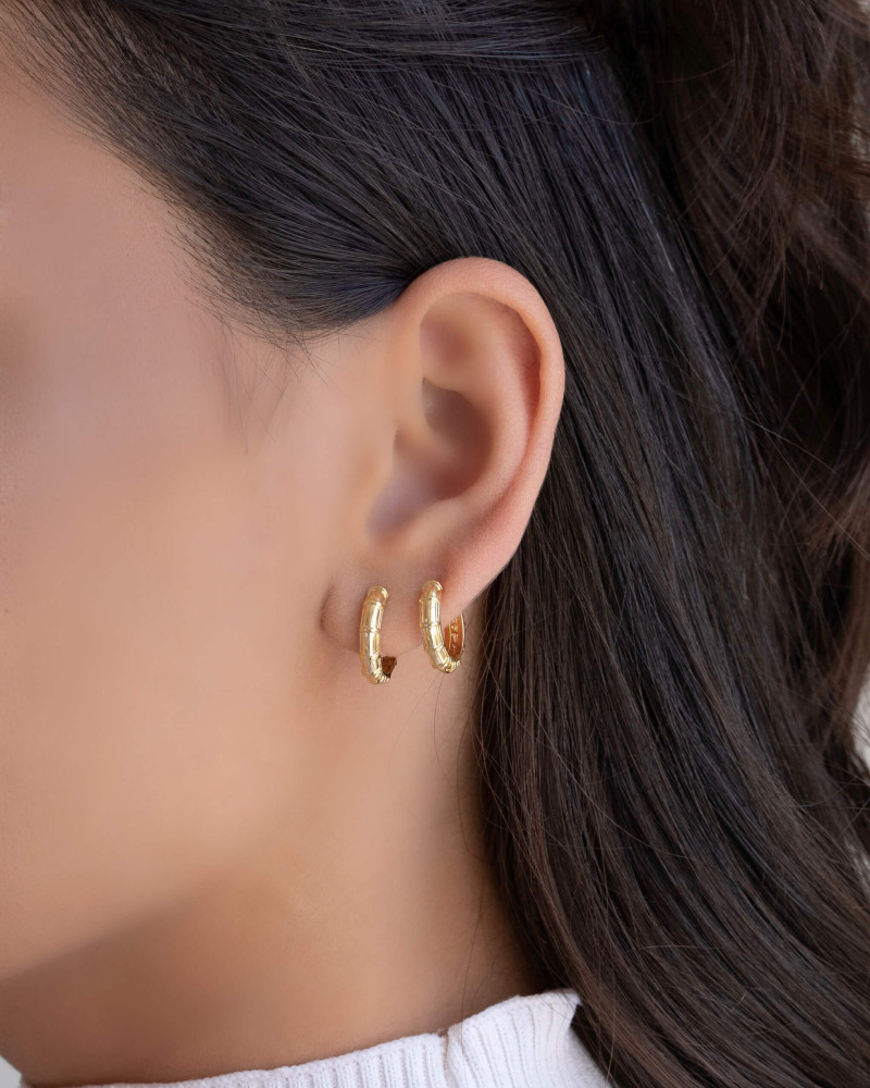 Brinco Argola Click Detalhada 1.4 cm Banhado a Ouro 18K