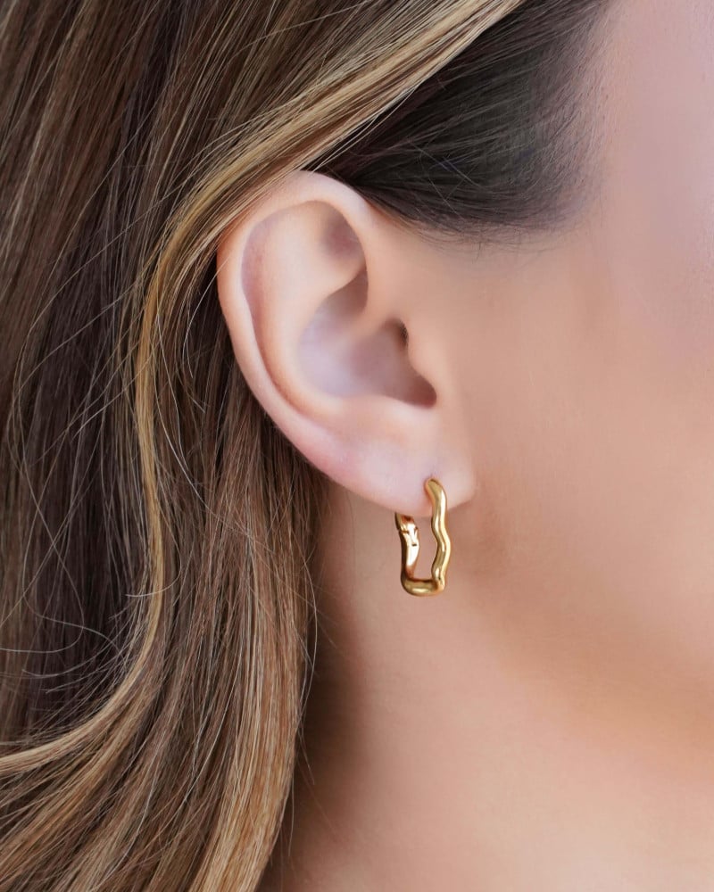 Brinco Argola Click Ondulada 2.0 cm Banhado a Ouro 18K