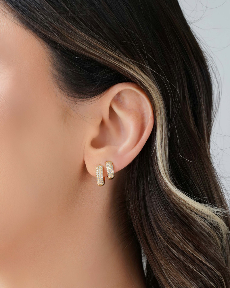 Brinco Argola Click Cravejada Cristal 1.0 cm Banhado a Ouro 18K