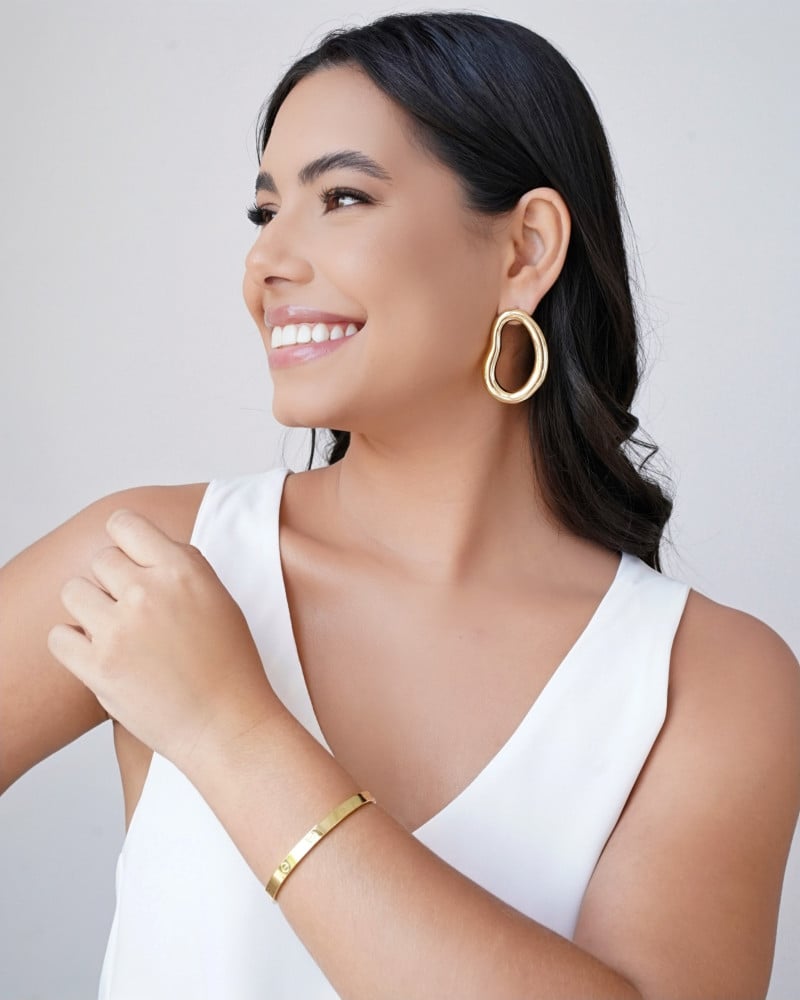 Brinco Orgânico Vazado Liso 4.9 cm Banhado a Ouro 18K
