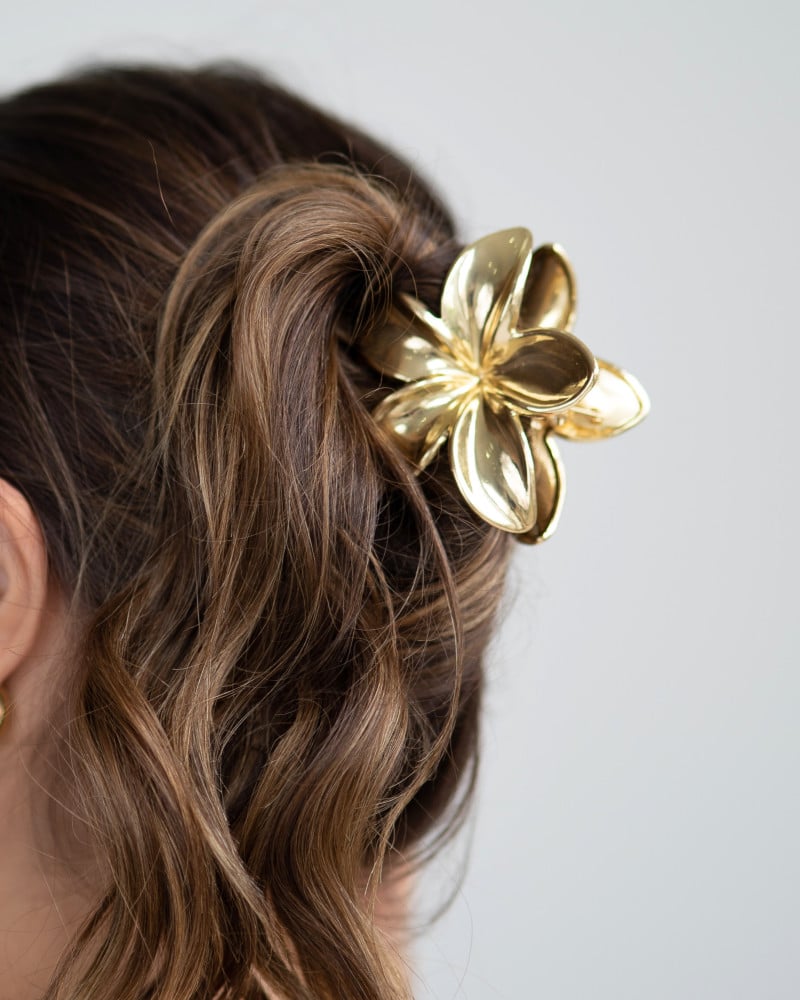 Presilha Flor Lisa Banho Dourado