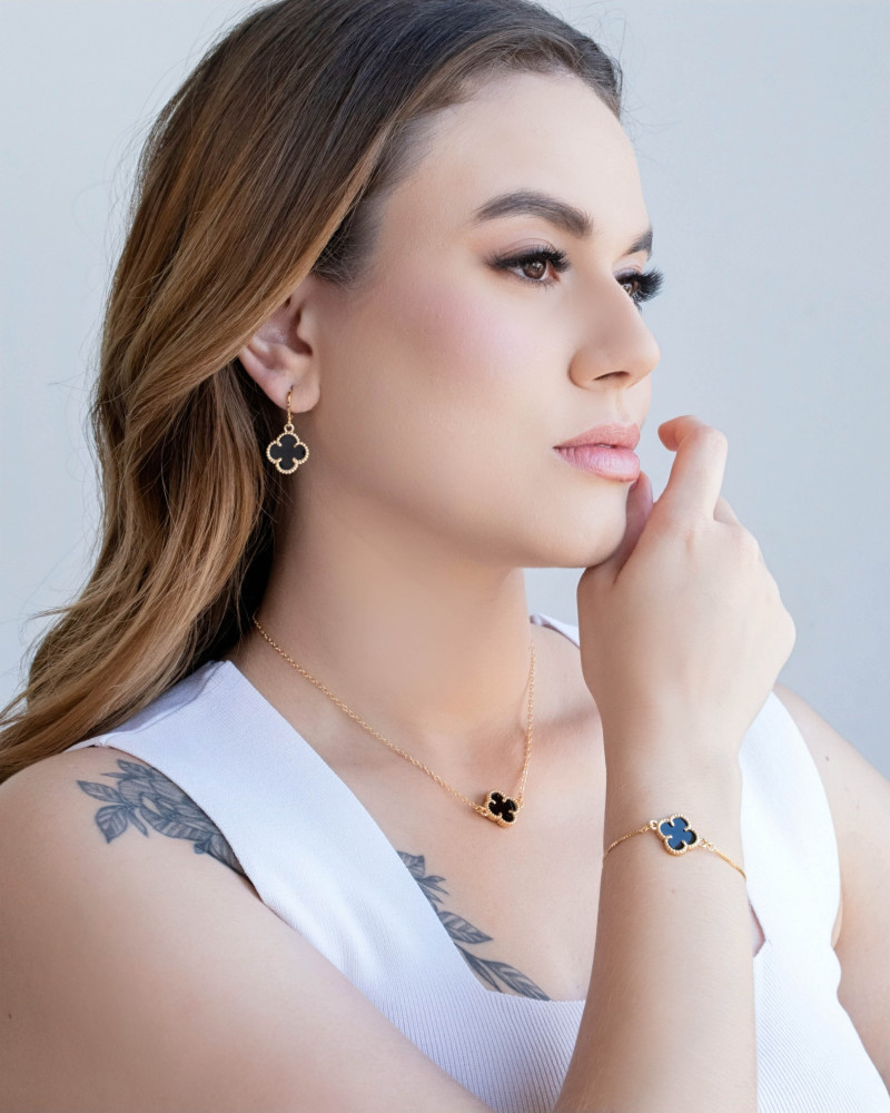 Brinco Argola Click Trevo Preto 3.2 cm Banhado a Ouro 18K