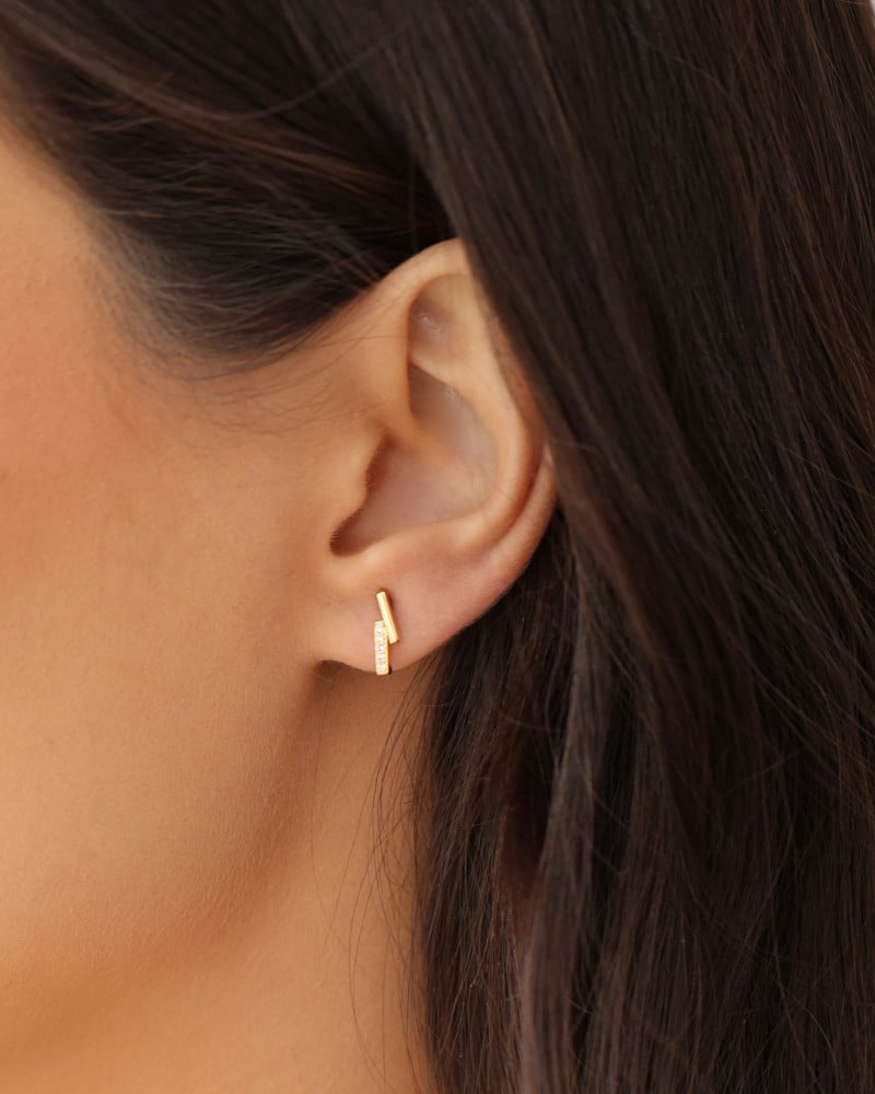 Brinco Palito Duplo Liso e Cravejado Cristal Banhado a Ouro 18K