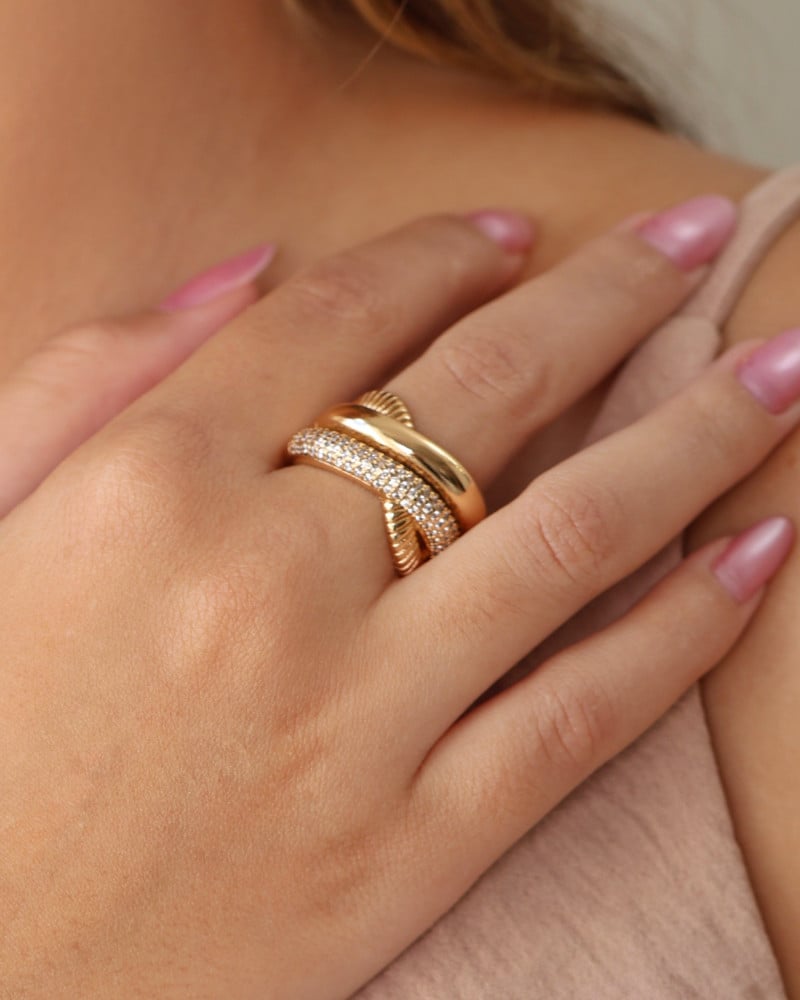 Anel Entrelaçado Detalhes Cravejado Cristal Tamanho 21 Banhado a Ouro 18K