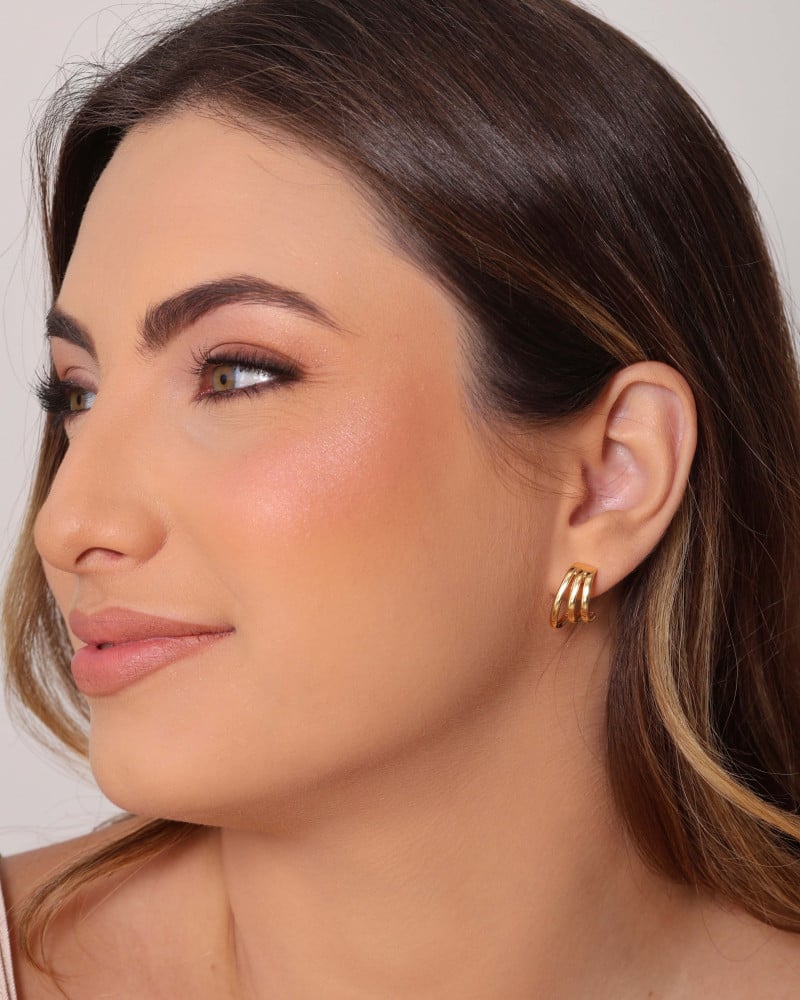 Brinco Meia Argola Filetes Lisos 1.8 cm Banhado a Ouro 18K