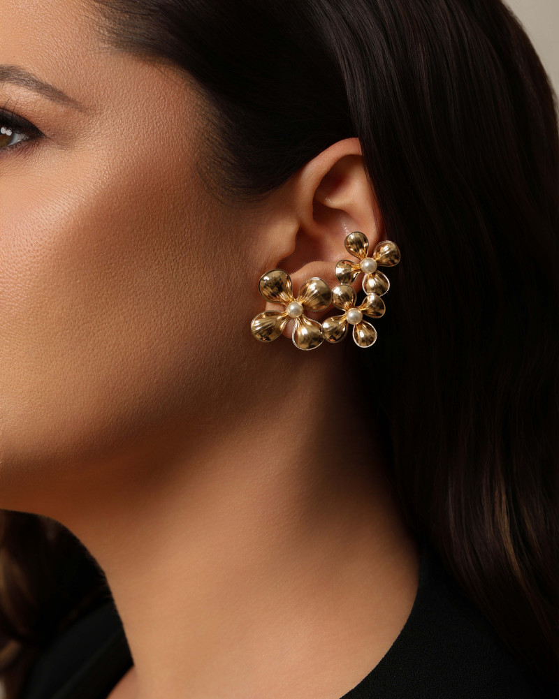 Ear Cuff Flores Pérolas 5.2 cm Banhado a Ouro 18K