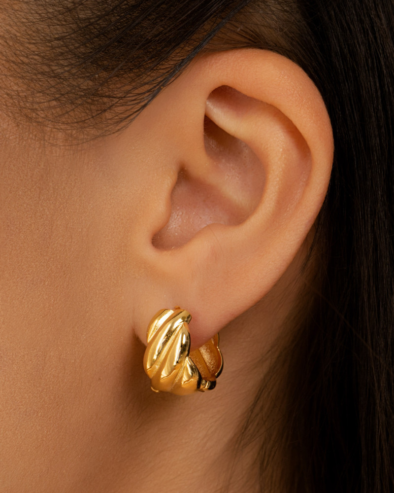 Brinco Argola Click Detalhada Lisa 1.5 cm Banhado a Ouro 18K