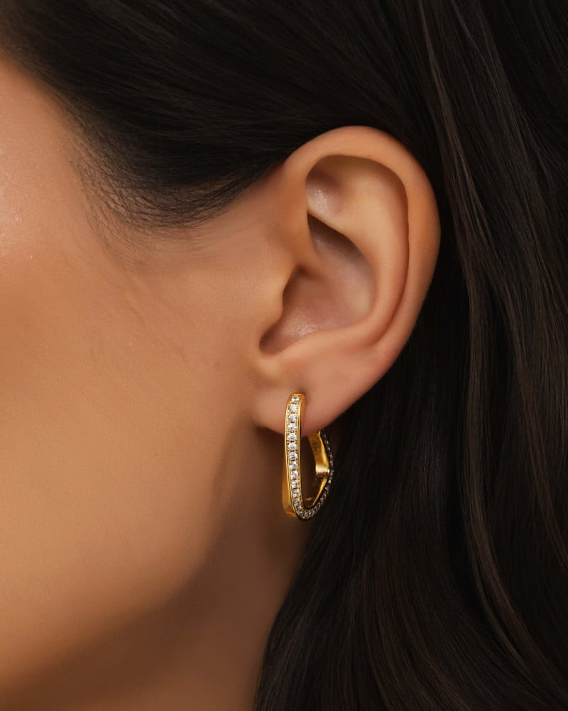 Brinco Argola Torcida Cravejada Cristal 2.3 cm Banhado a Ouro 18K