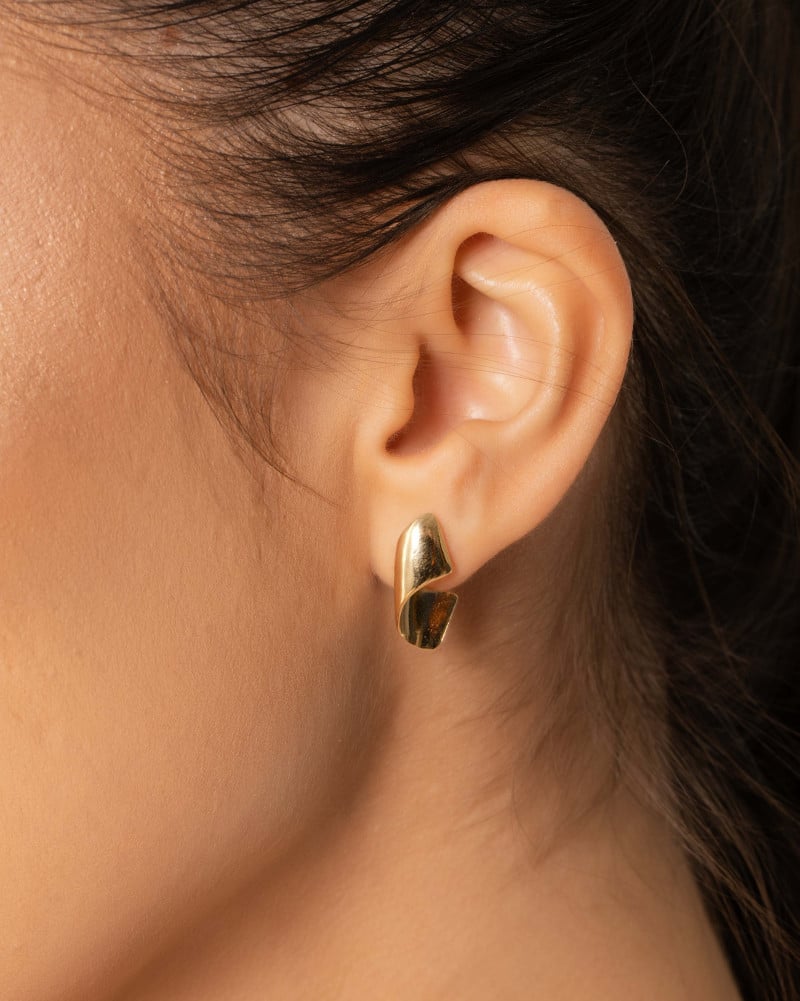 Brinco Curvo Liso 1.8 cm Banhado a Ouro 18K