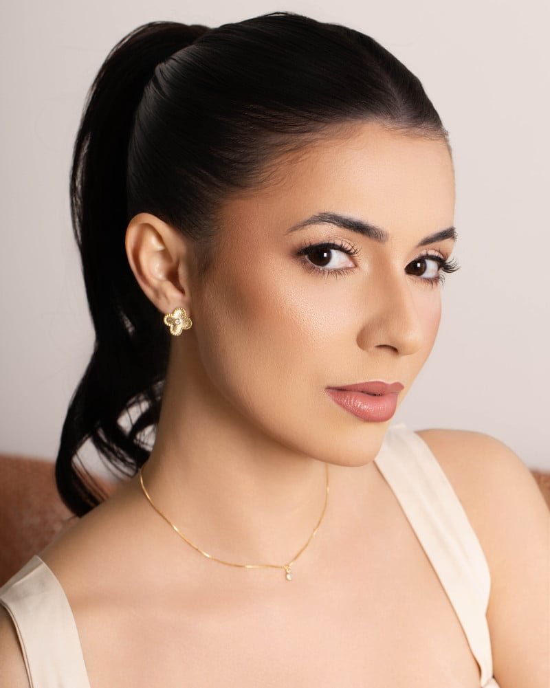 Brinco Flor Riscada com Ponto de Luz Cristal Banhado a Ouro 18K