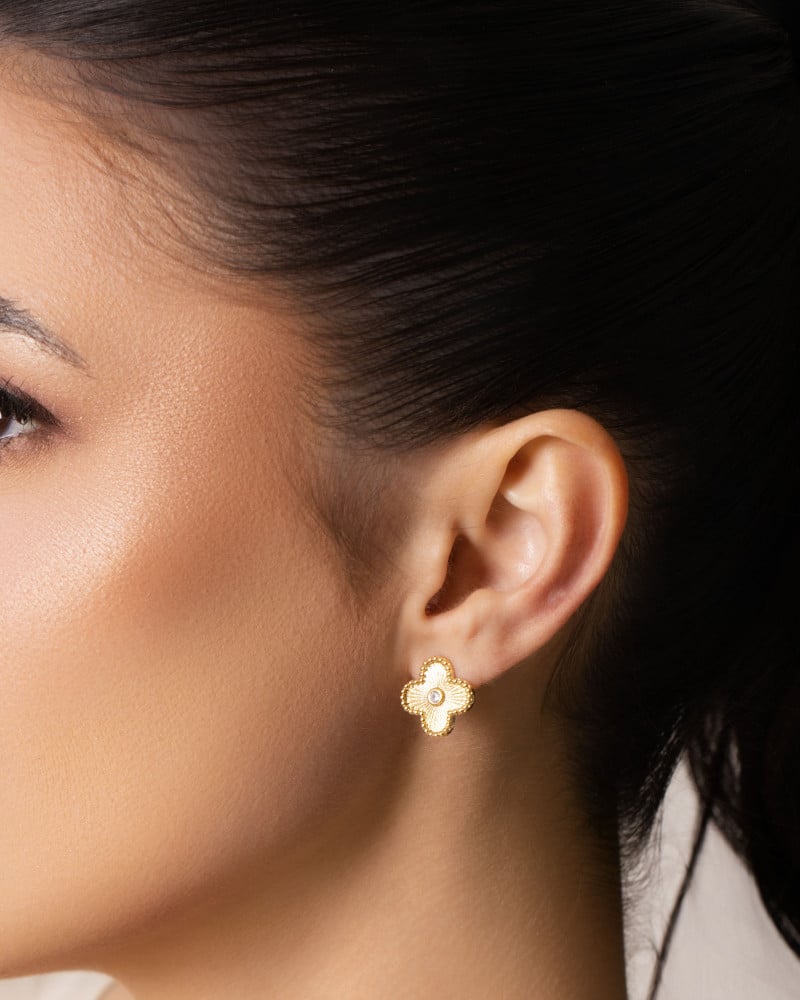 Brinco Flor Riscada com Ponto de Luz Cristal Banhado a Ouro 18K