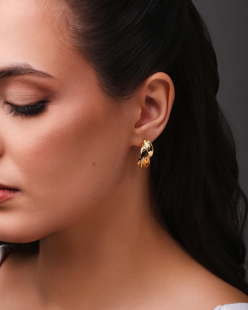 Brinco Orgânico Detalhado 2.4 cm Banhado a Ouro 18K