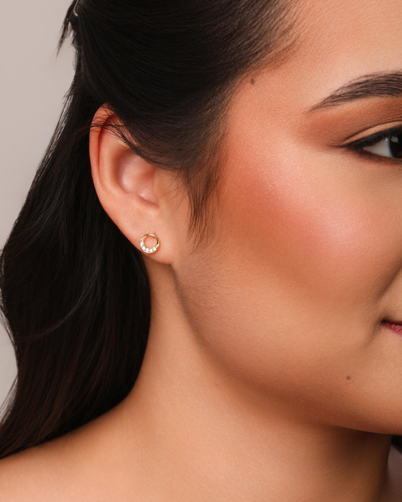 Brinco Círculo Cravejado Cristal 8 mm Banhado a Ouro 18K