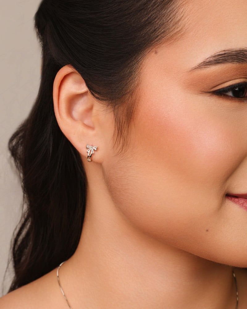 Brinco Argola Click Laço Baguetes Cristal 1.0 cm Banhado a Ouro 18K