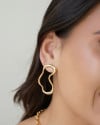 Brinco Orgânico Liso Vazado Banhado a Ouro 18K