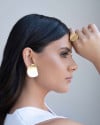 Brinco Oval Liso Amassado Banhado a Ouro 18K
