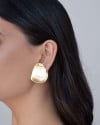 Brinco Oval Liso Amassado Banhado a Ouro 18K