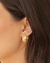 Brinco Argola Fecho Italiano Detalhada Vazada 2.0 cm Banhado a Ouro 18K