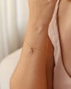 Pulseira Elos Letra J Cravejado Cristal Banhado a Ouro 18K