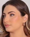 Brinco Argola Filetes Frisada Fecho Italiano 2.4 cm Banhado a Ouro 18K