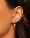 Brinco Argola Click Bolinhas Vazadas 1.9 cm Ródio Branco